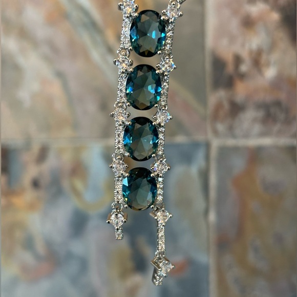 🎁 Blue Crystal Bar Necklace - Picture 8 of 9